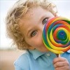Vaikas valgo saldainius